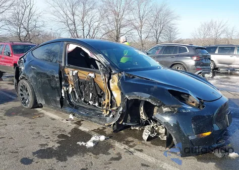 2024 Tesla Model Y Long Range Dual Motor All-Wheel Drive z USA, uszkodzony, nr VIN 7SAYGDEE4RF158854